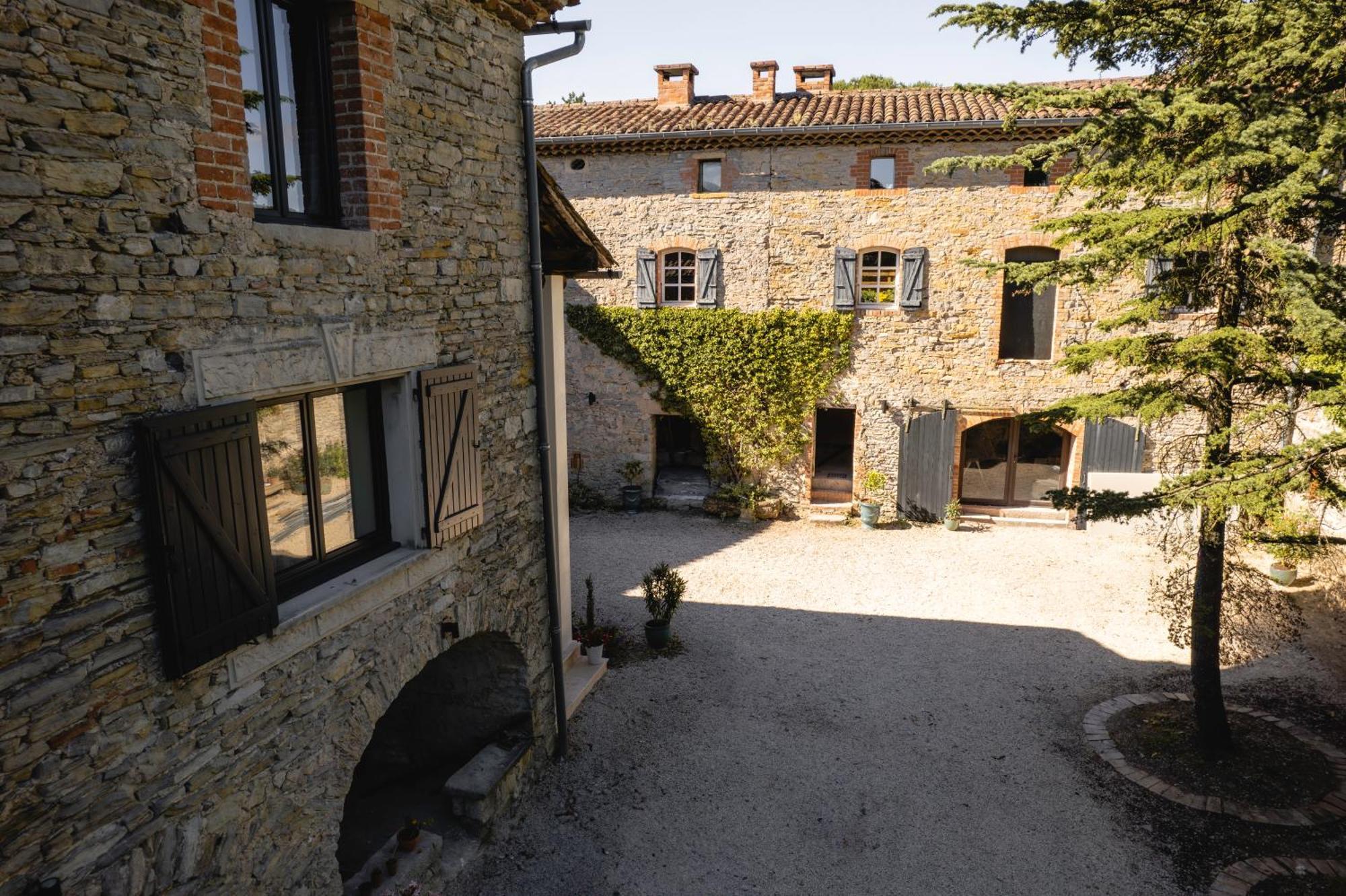 Les Terres Aoyama Hotel Saint Julien Les Rosiers ภายนอก รูปภาพ