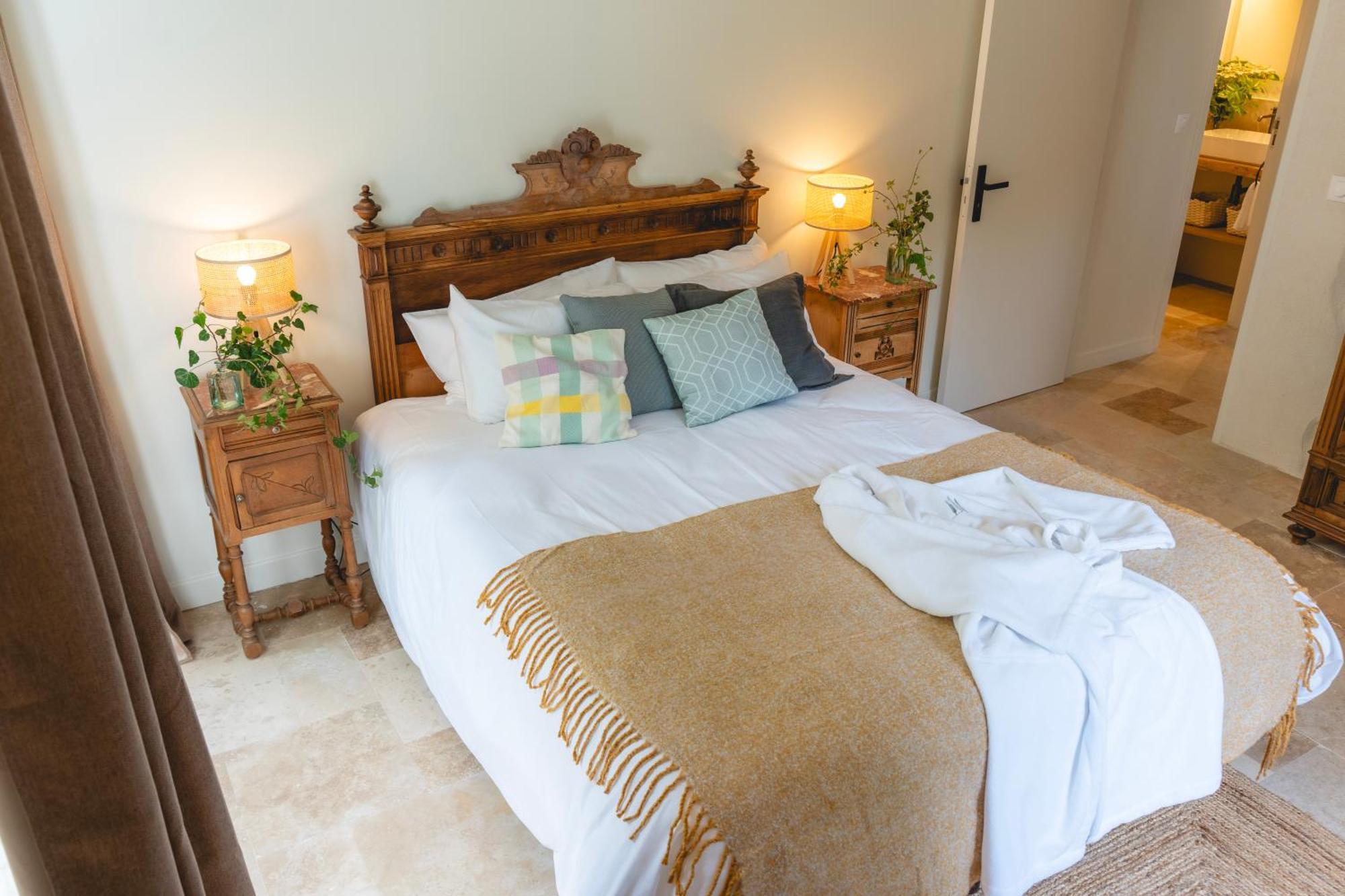 Les Terres Aoyama Hotel Saint Julien Les Rosiers ภายนอก รูปภาพ
