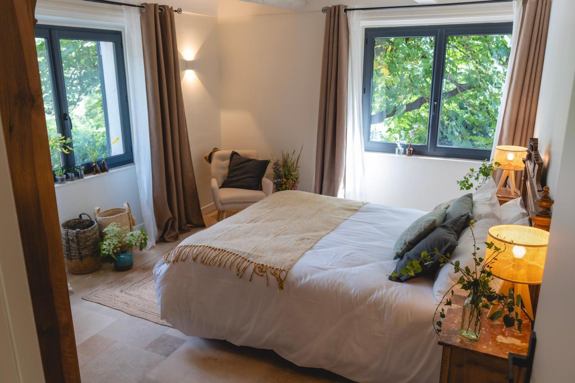 Les Terres Aoyama Hotel Saint Julien Les Rosiers ภายนอก รูปภาพ