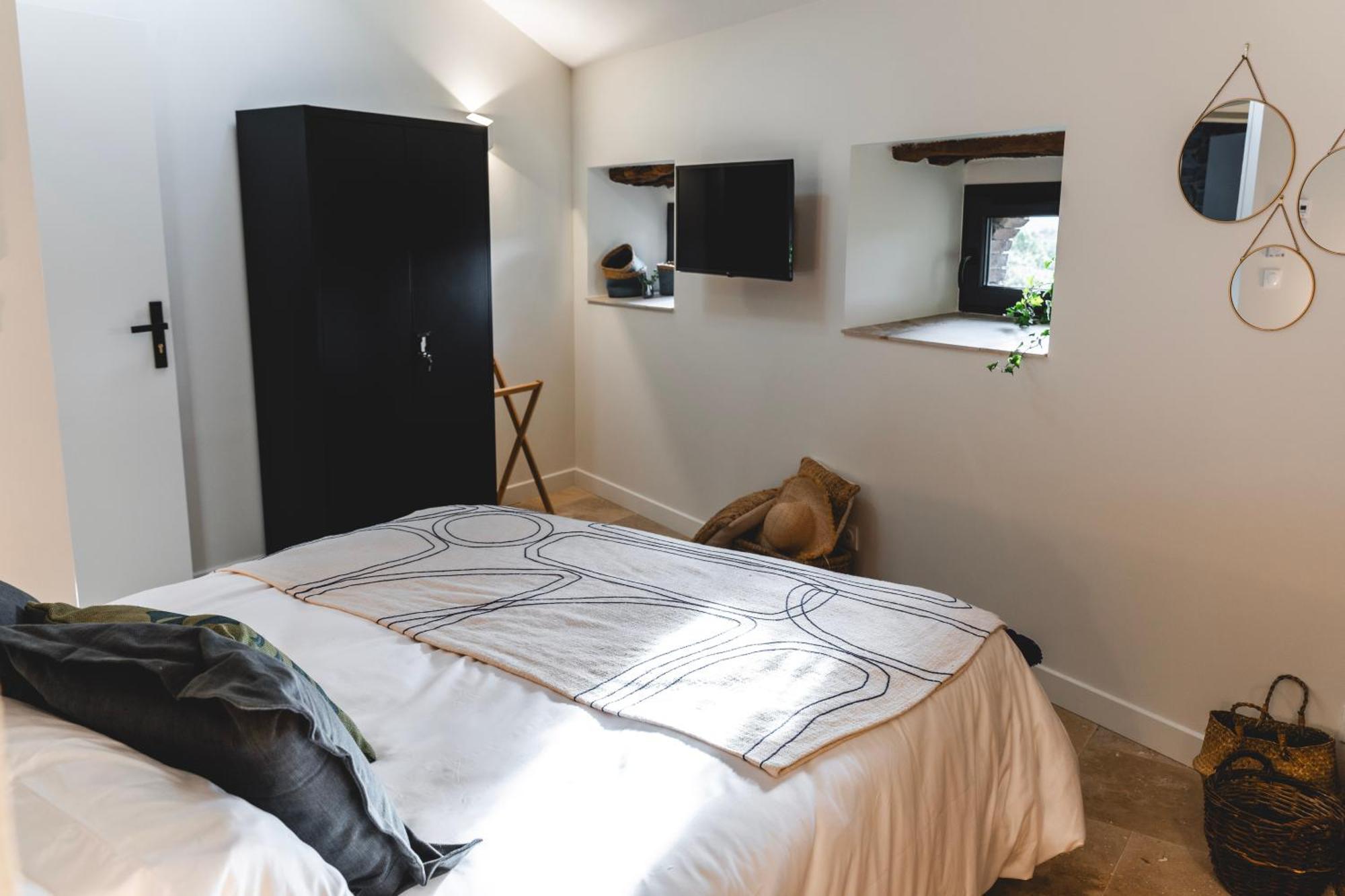 Les Terres Aoyama Hotel Saint Julien Les Rosiers ภายนอก รูปภาพ