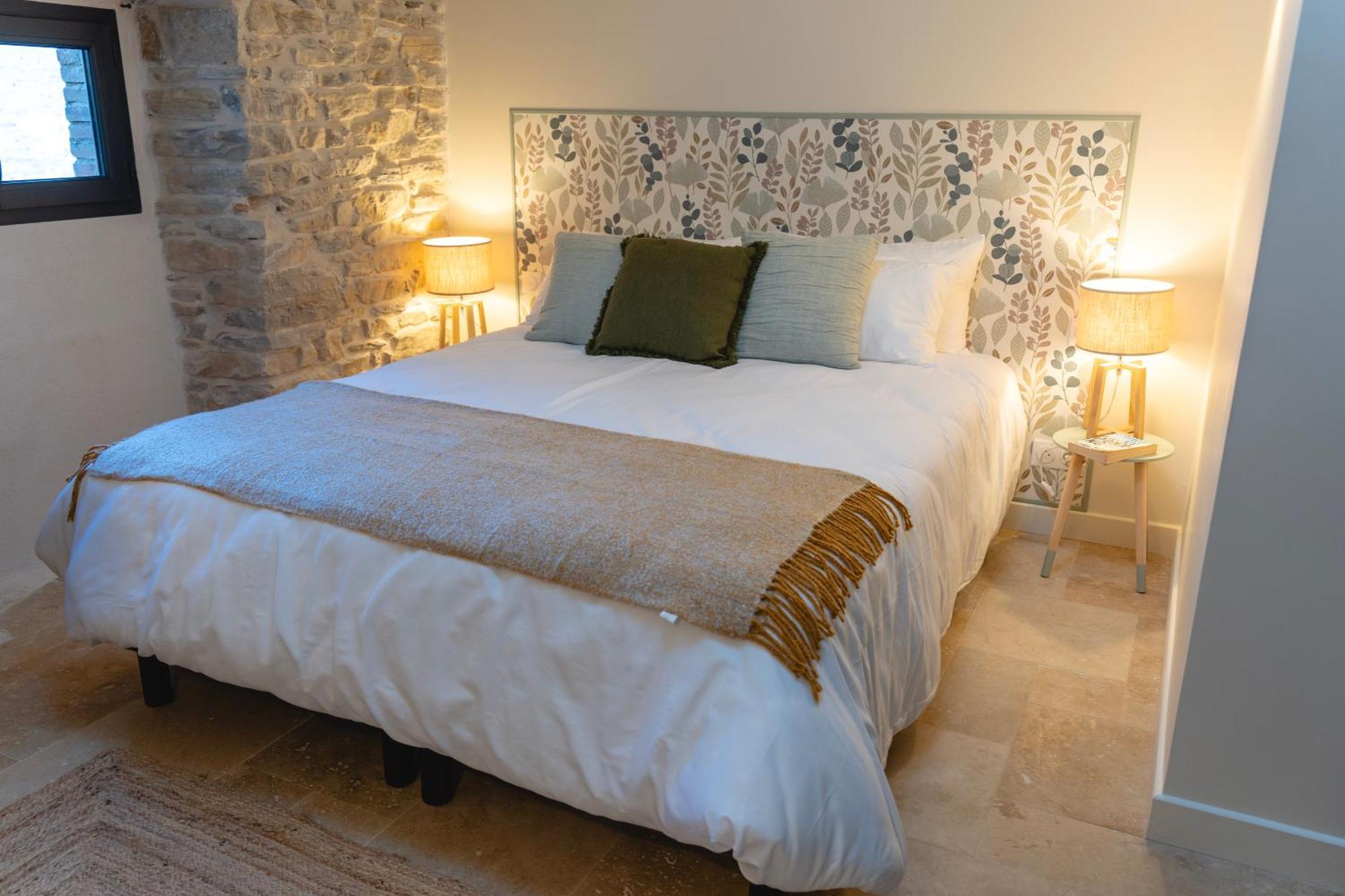 Les Terres Aoyama Hotel Saint Julien Les Rosiers ภายนอก รูปภาพ