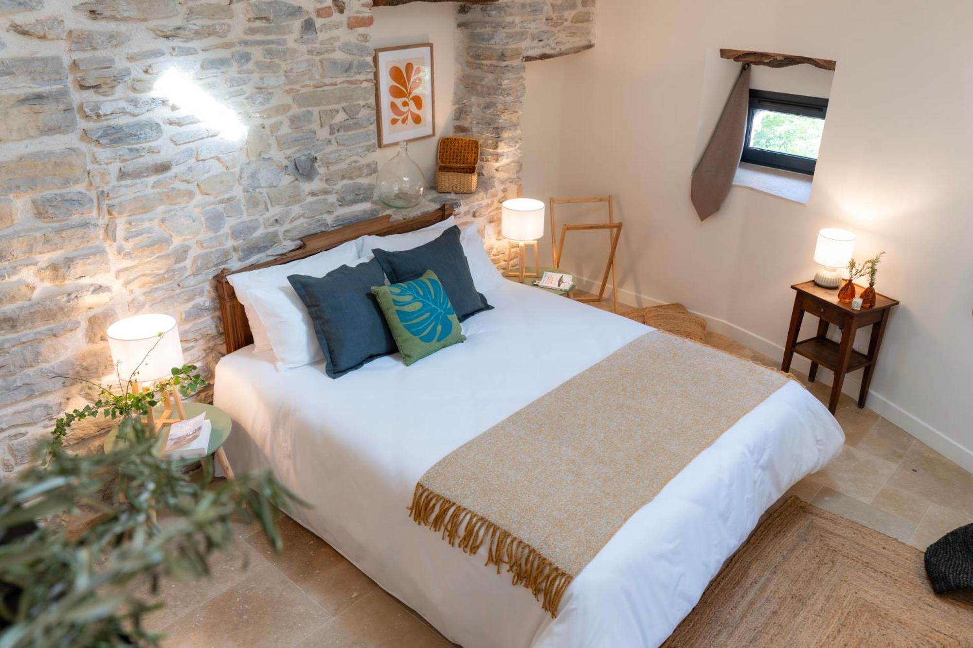 Les Terres Aoyama Hotel Saint Julien Les Rosiers ภายนอก รูปภาพ